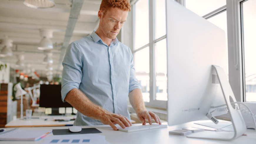 För dig som står mycket och långa perioder på jobbet rekommenderar forskarna att du regelbundet tar regelbundna pauser och stretchar. Foto: Shutterstock